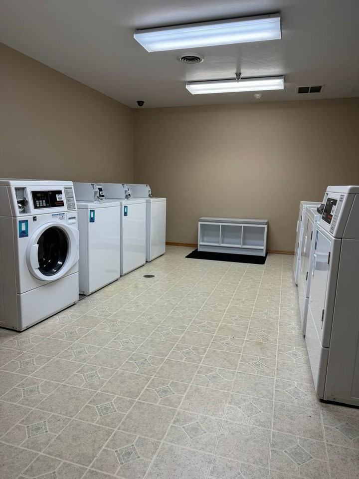 Colonial Court Apartments - Photo 5 of 50