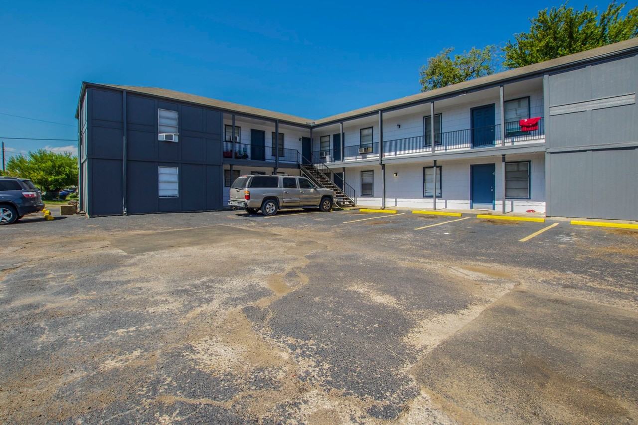 Mayflower Apartments - Photo 2 of 12