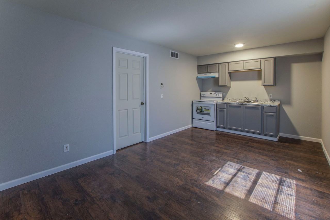 Mayflower Apartments - Photo 3 of 12