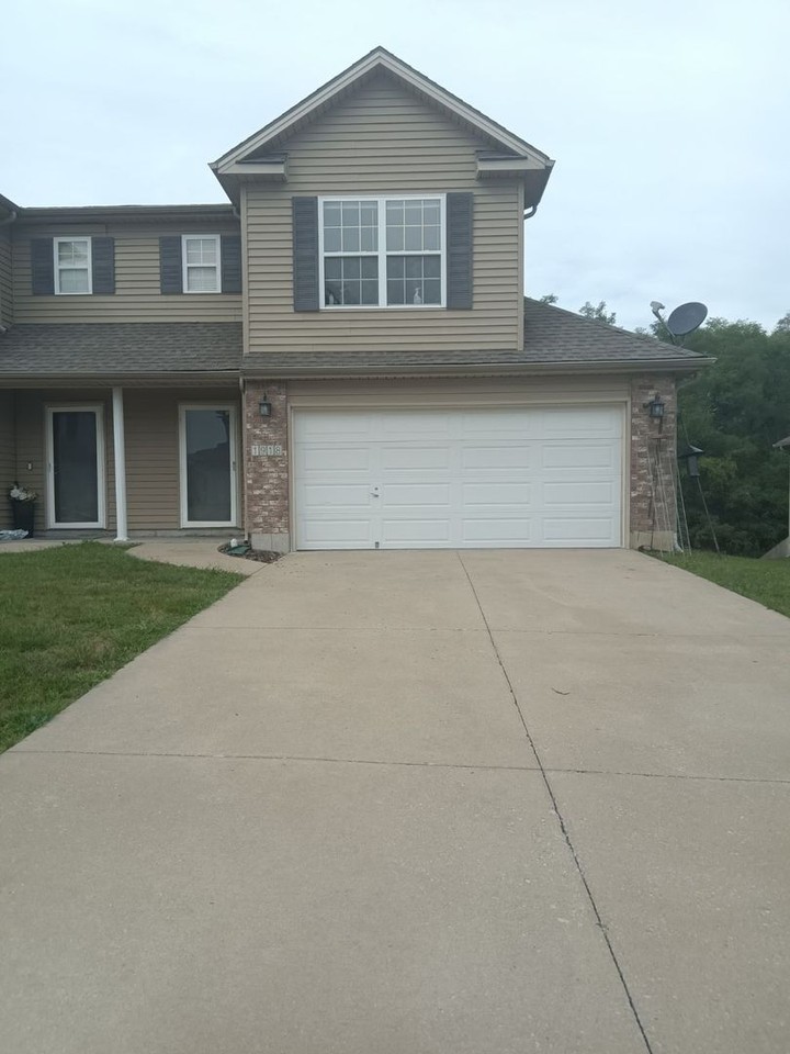 1918 S Arrowhead Ct - Photo 2 of 2