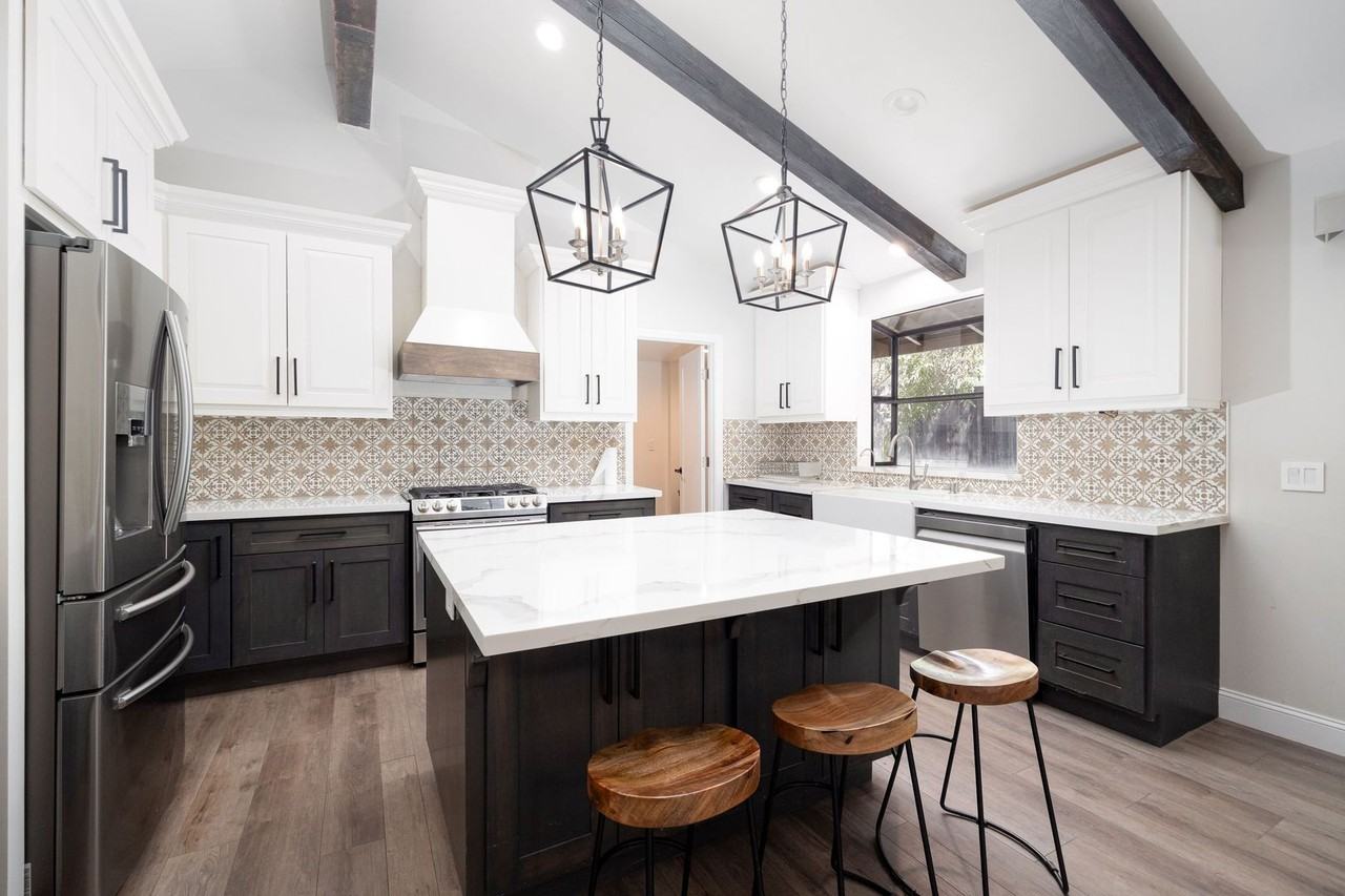 10549 Anaheim Dr - Photo 2 of 20