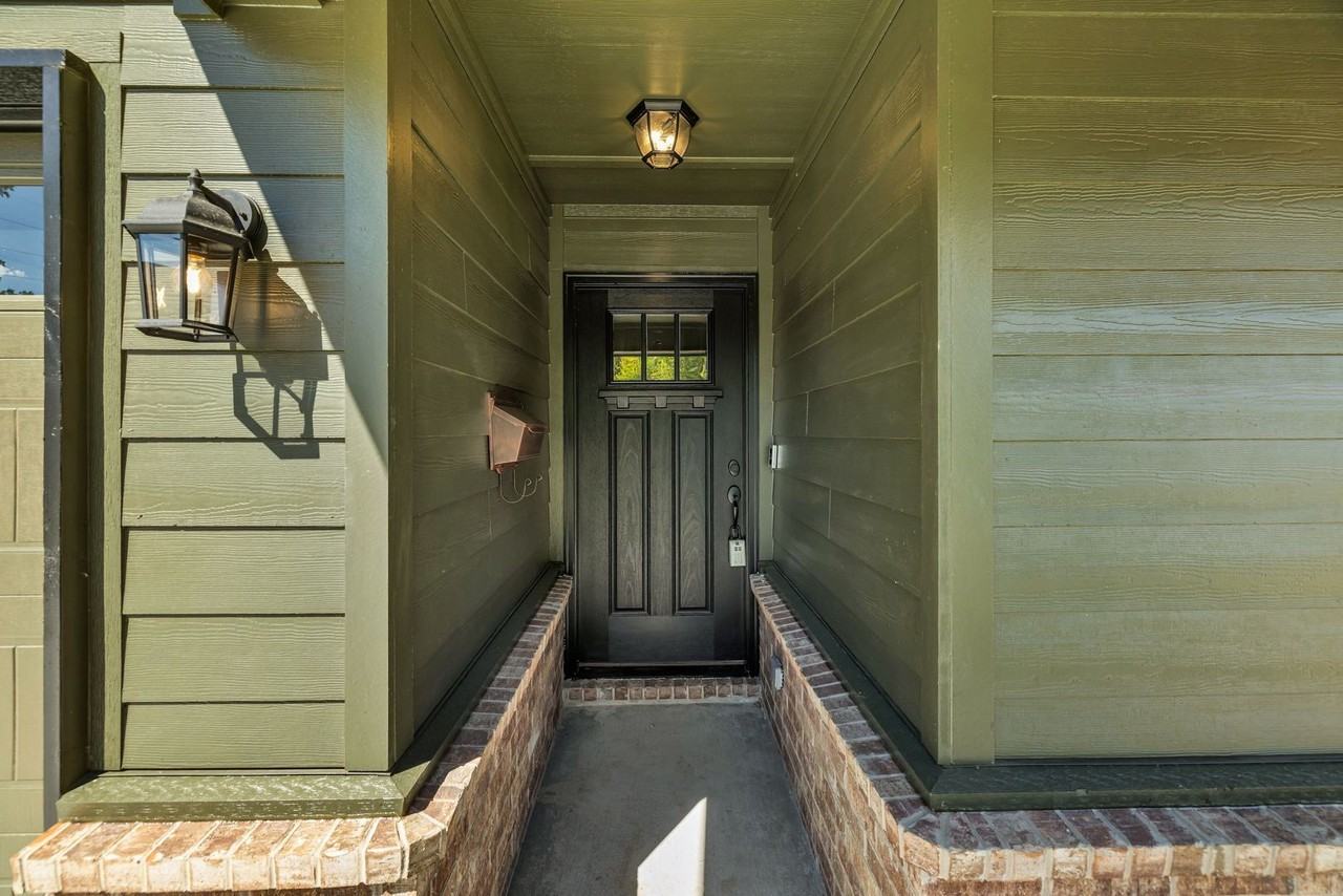 2413 E 10th St - Photo 2 of 36