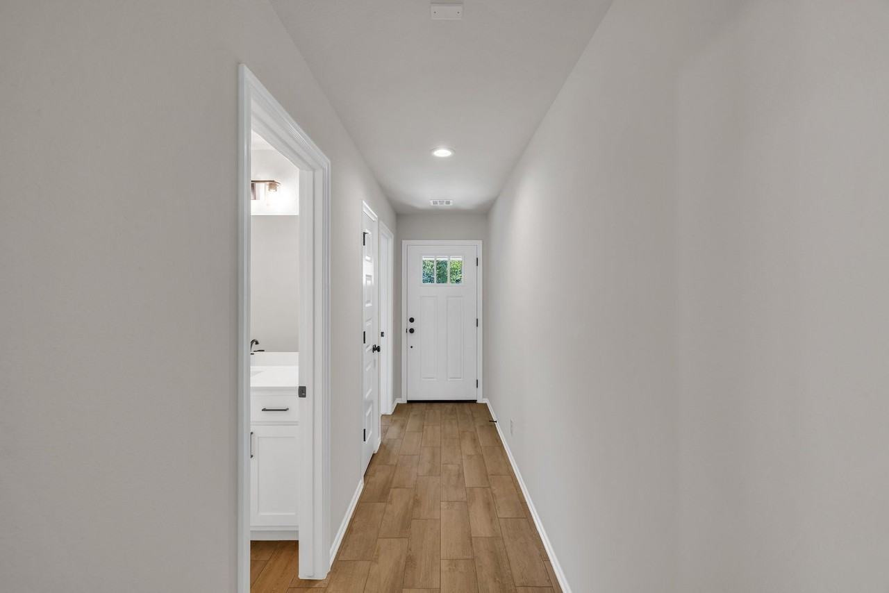2413 E 10th St - Photo 3 of 36