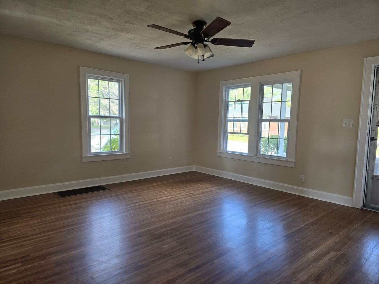 1010 Audubon Ave - Photo 2 of 17