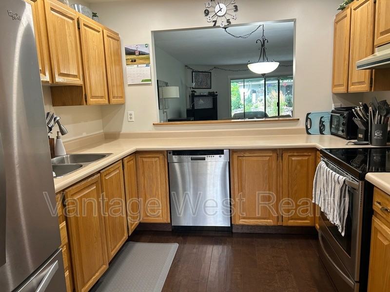 1600 Leckie Rd - Photo 2 of 34