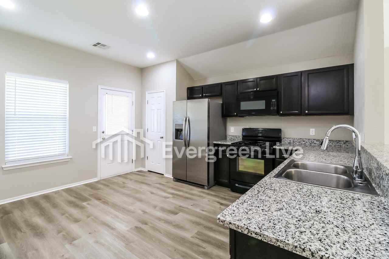 1680 Bradford Pl - Photo 4 of 15