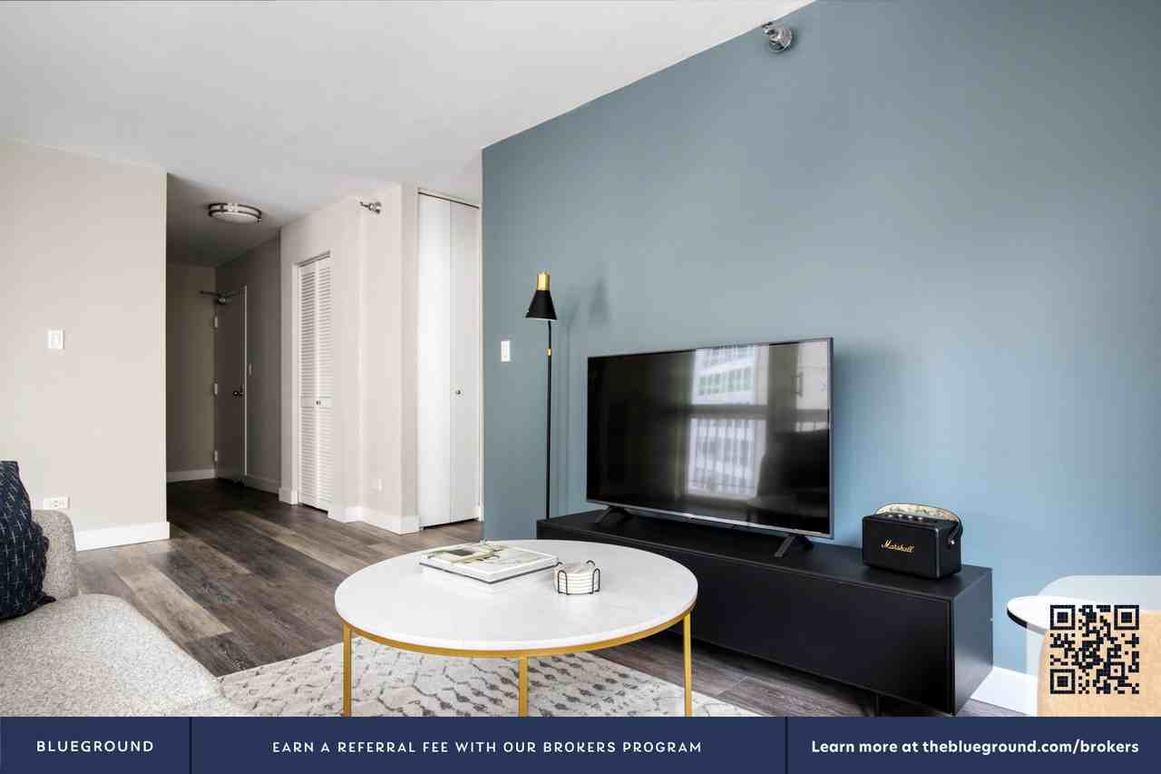 1 East Delaware Place - Photo 5 of 33