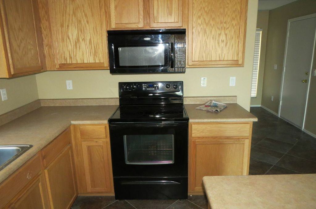 25194 Fremont Dr - Photo 3 of 11