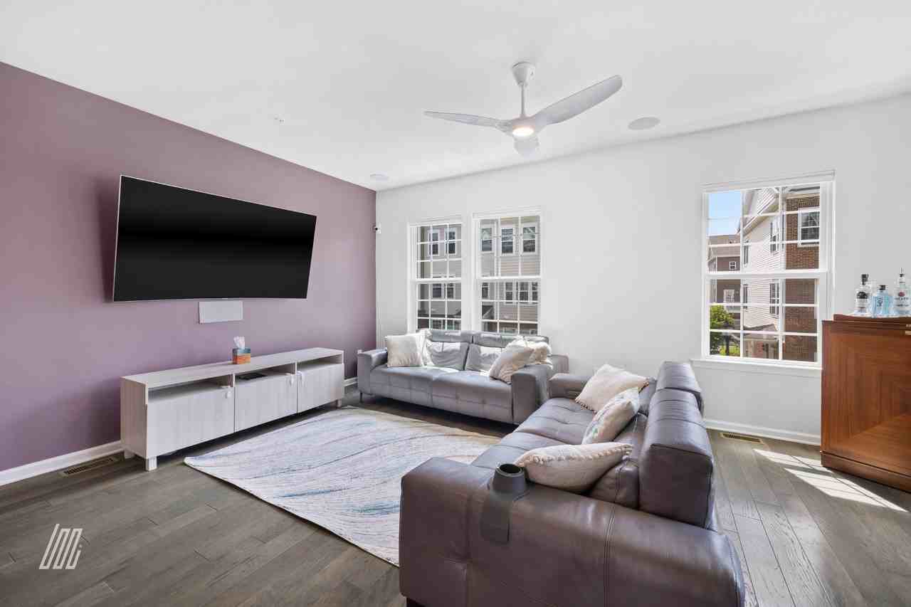 84 Truman Dr - Photo 3 of 13