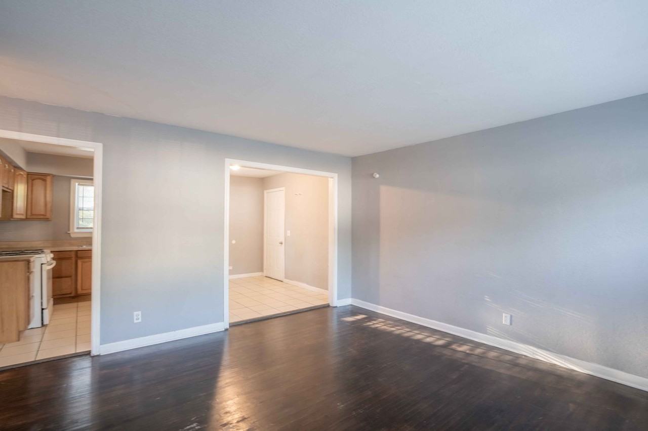 4652 N Main St - Photo 3 of 12