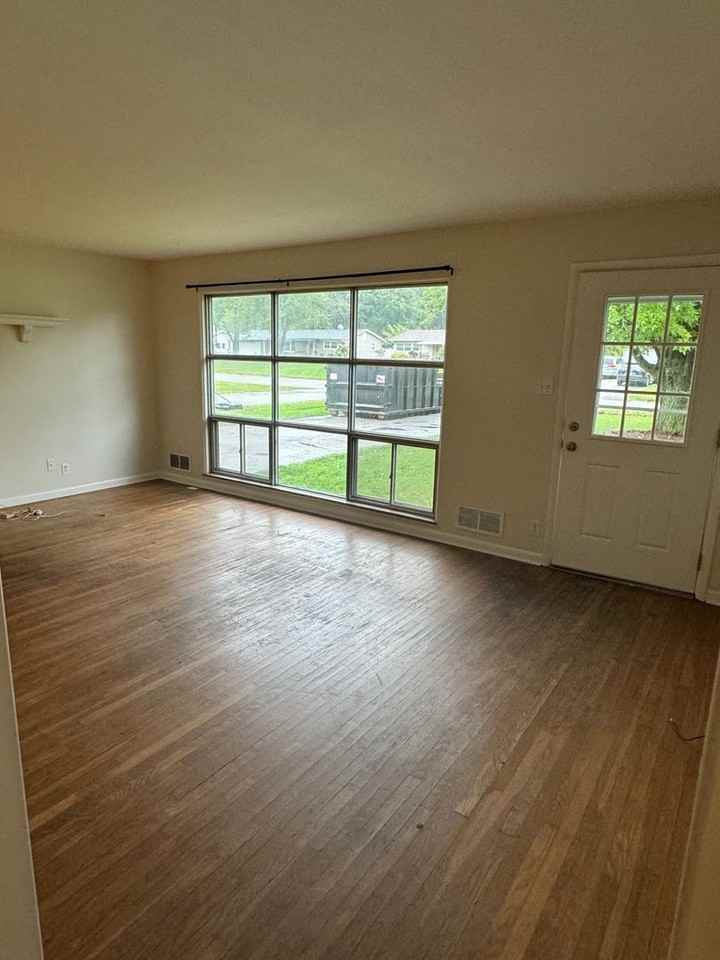 5802 N Oakland Ave - Photo 2 of 11