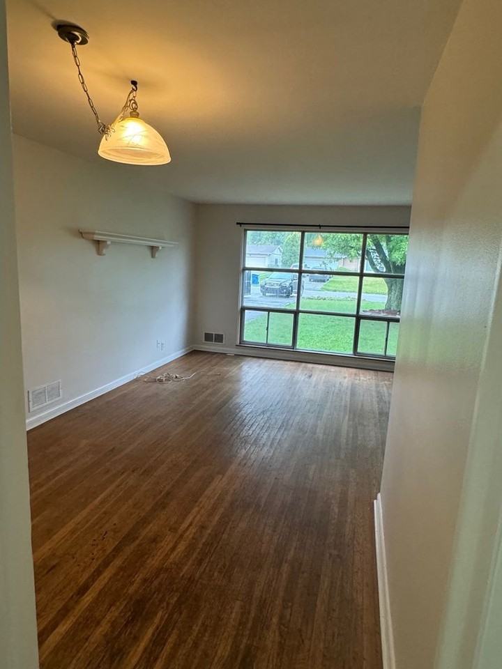 5802 N Oakland Ave - Photo 3 of 11
