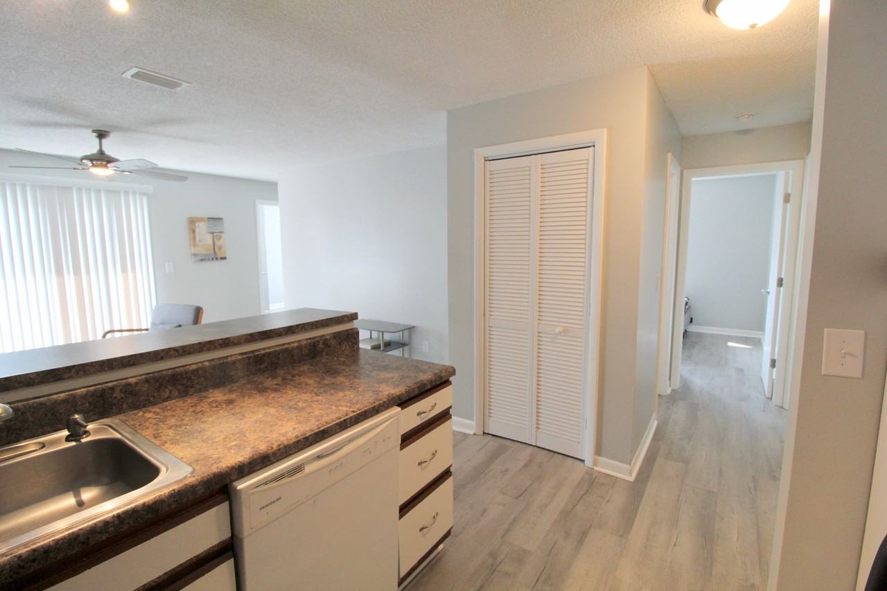 1342 Hunters Rd Apt E - Photo 5 of 20