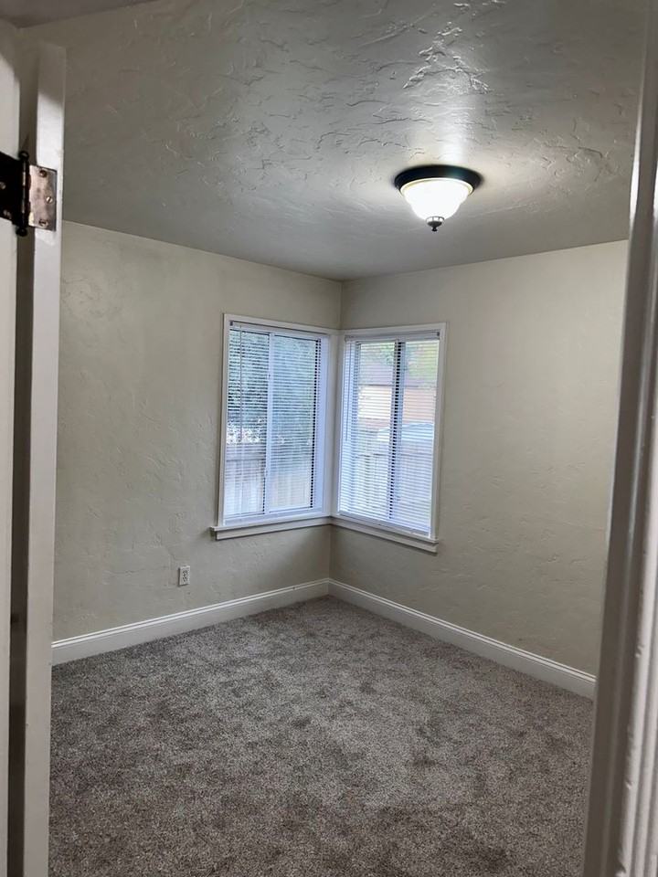 3475 Nicolet Ln - Photo 7 of 9