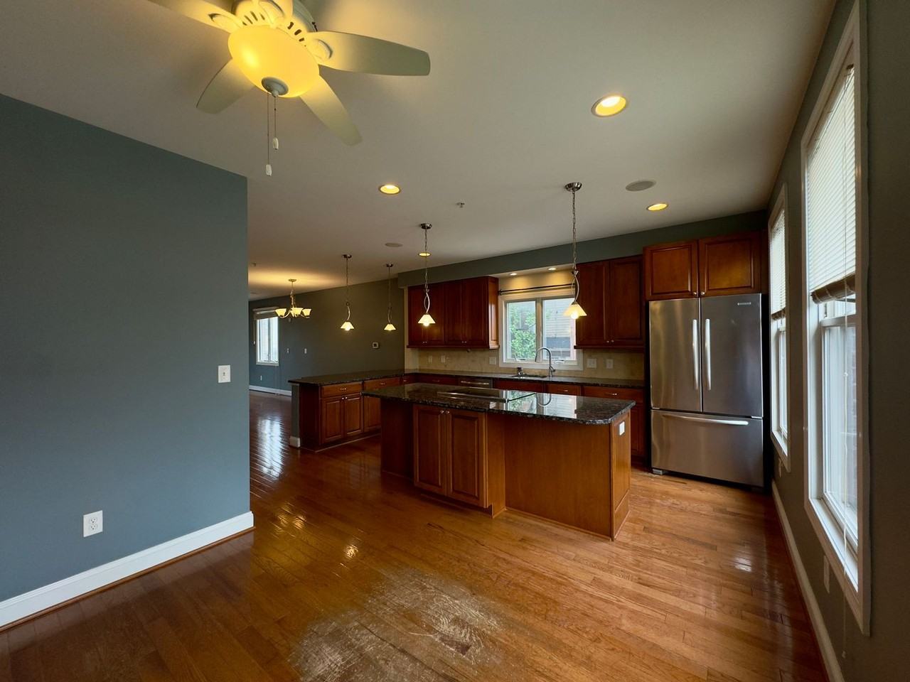 902 S Linwood Ave - Photo 7 of 34