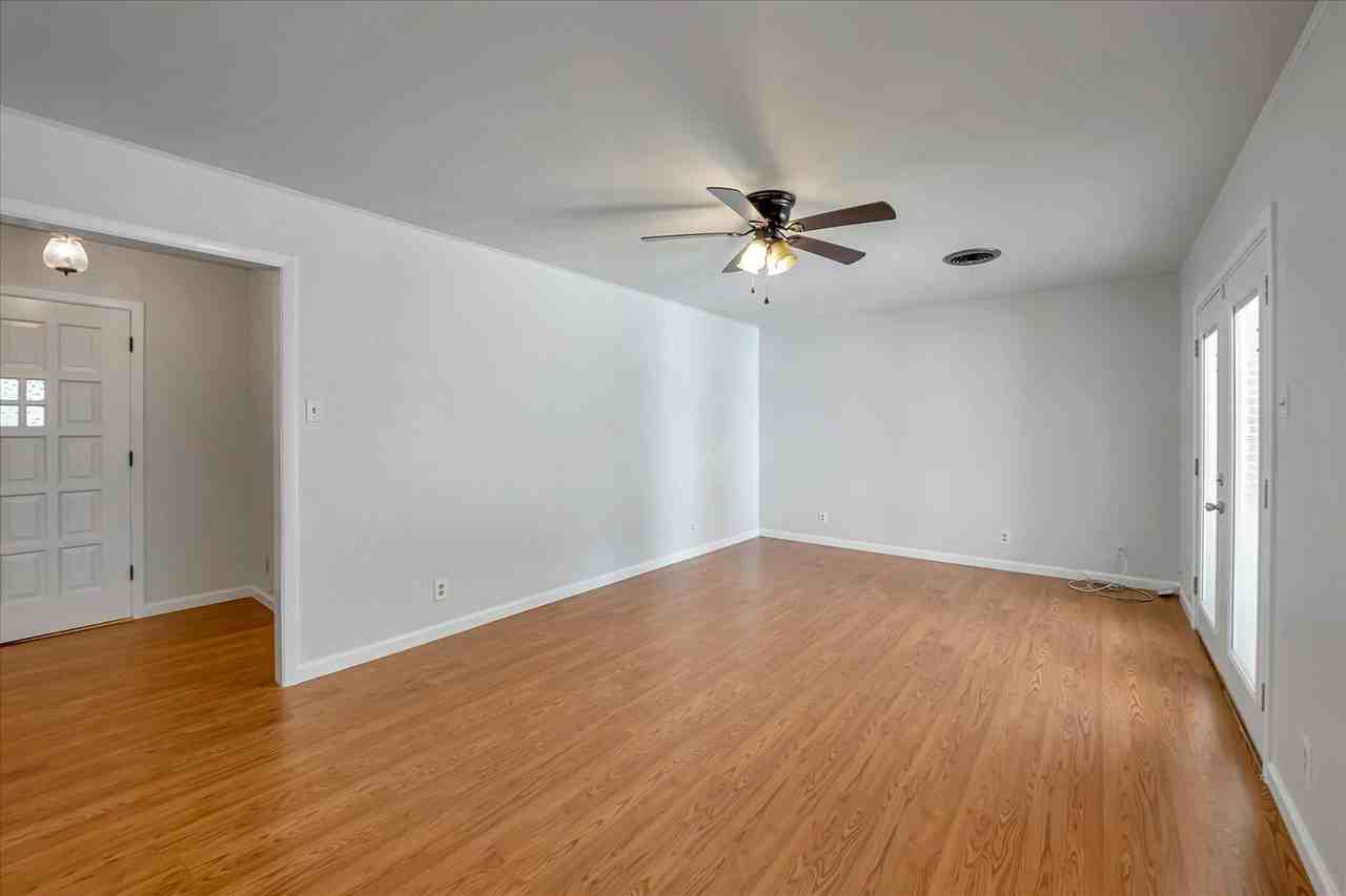 1304 W Avenue A - Photo 2 of 38