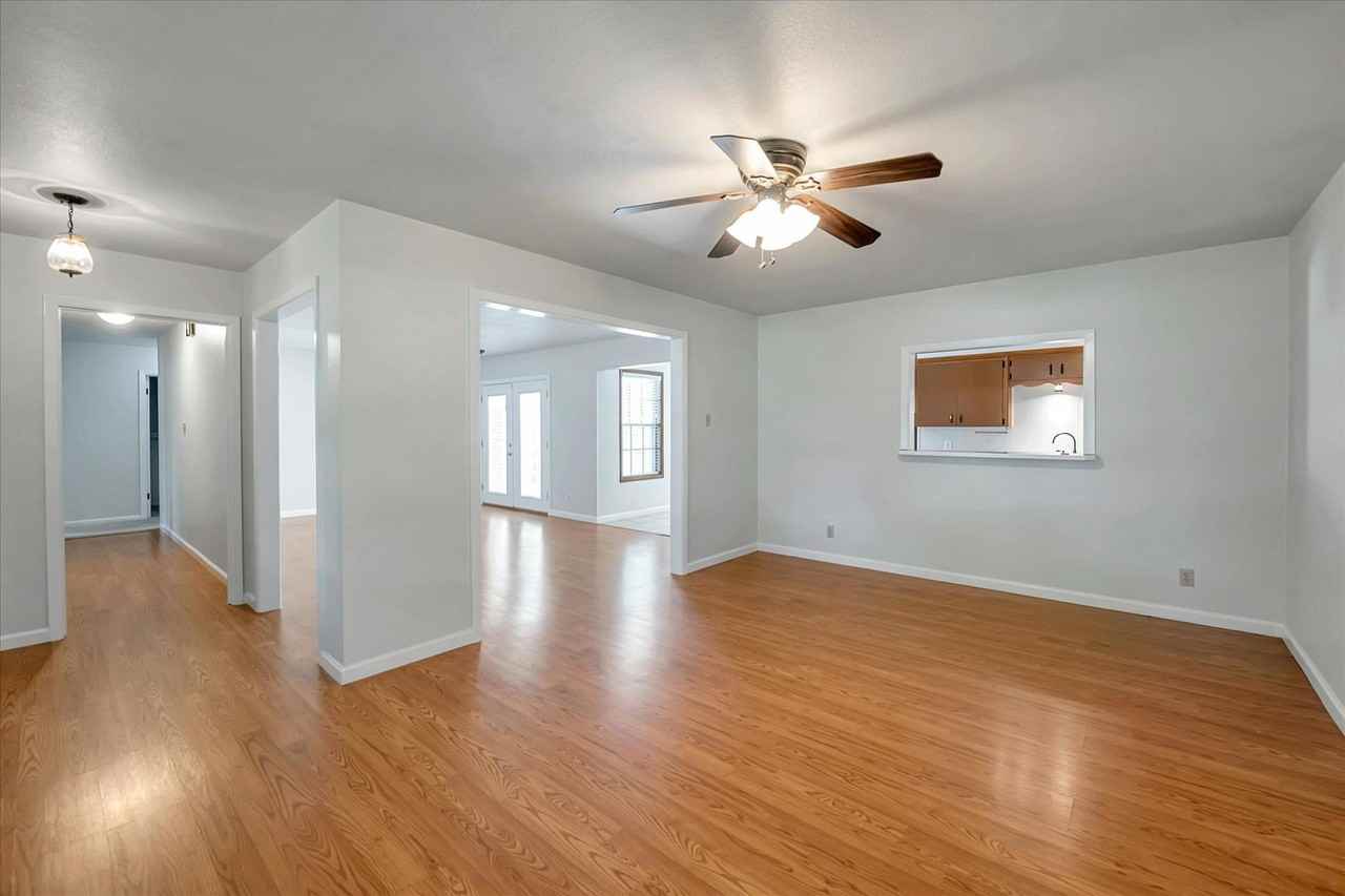 1304 W Avenue A - Photo 3 of 38