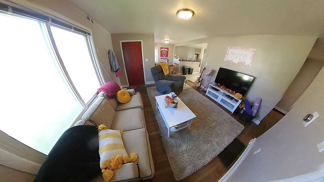 2200 E 7th St - Photo 2 of 11