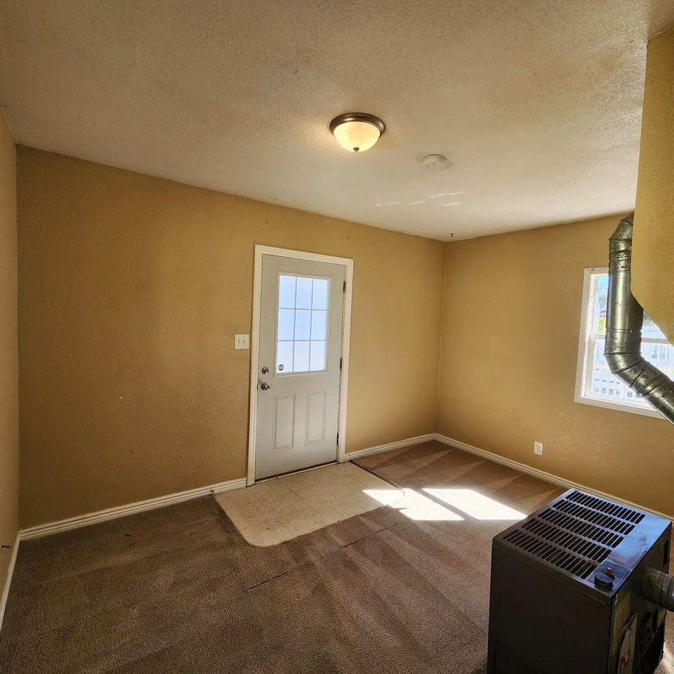 1206 Glenarm St - Photo 5 of 19