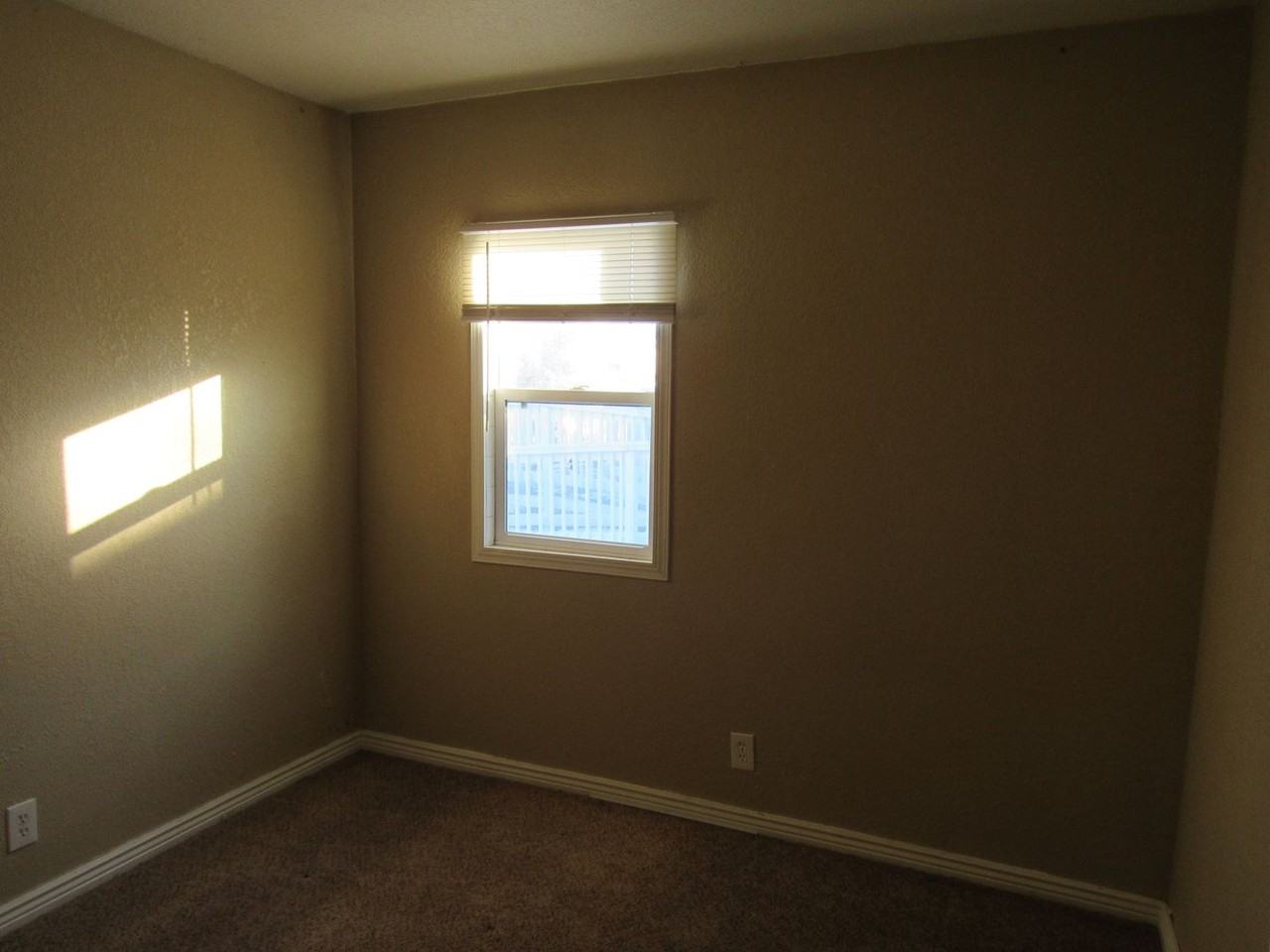 1206 Glenarm St - Photo 7 of 19