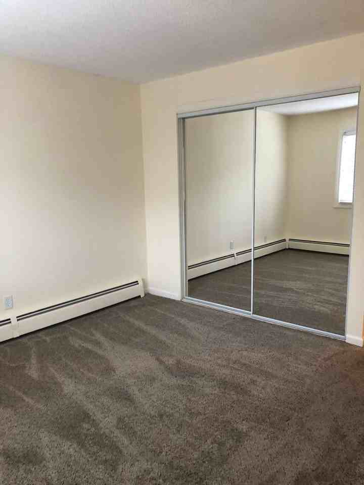 Minnehaha Manor - Photo 2 of 18