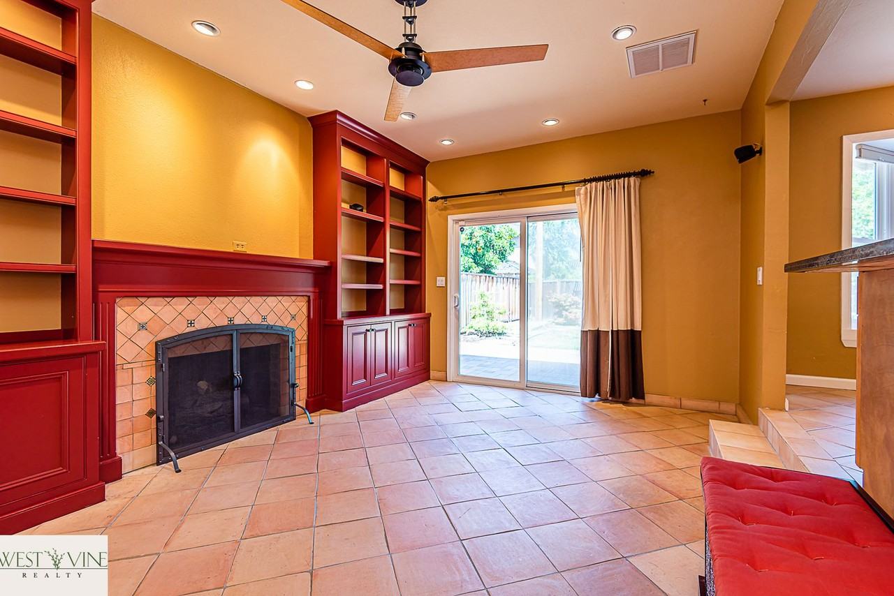 202 Warwick Dr - Photo 2 of 16