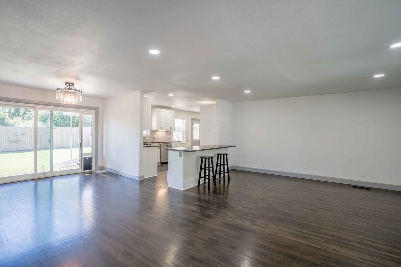 2524 E 56th St - Photo 3 of 19