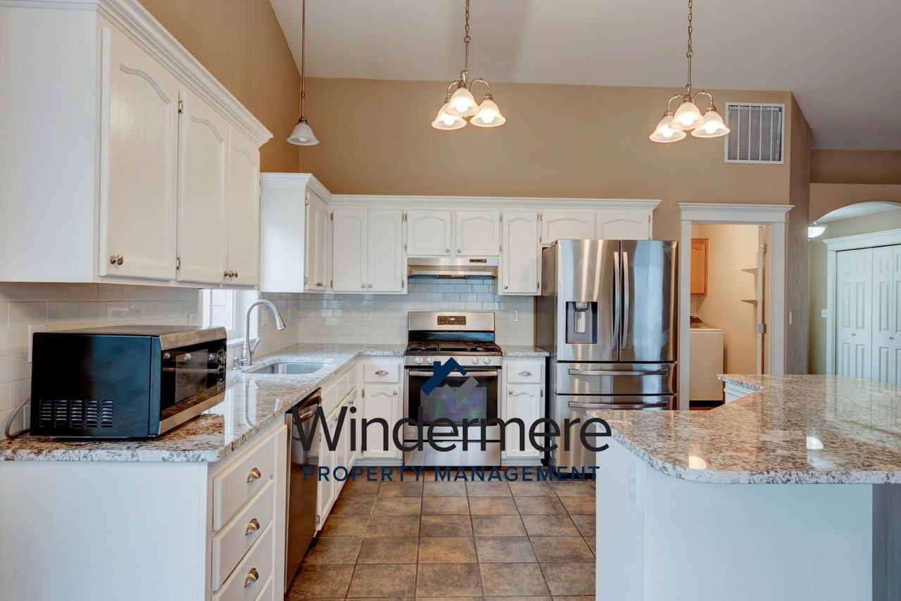 1189 Ridgeway Dr - Photo 3 of 25