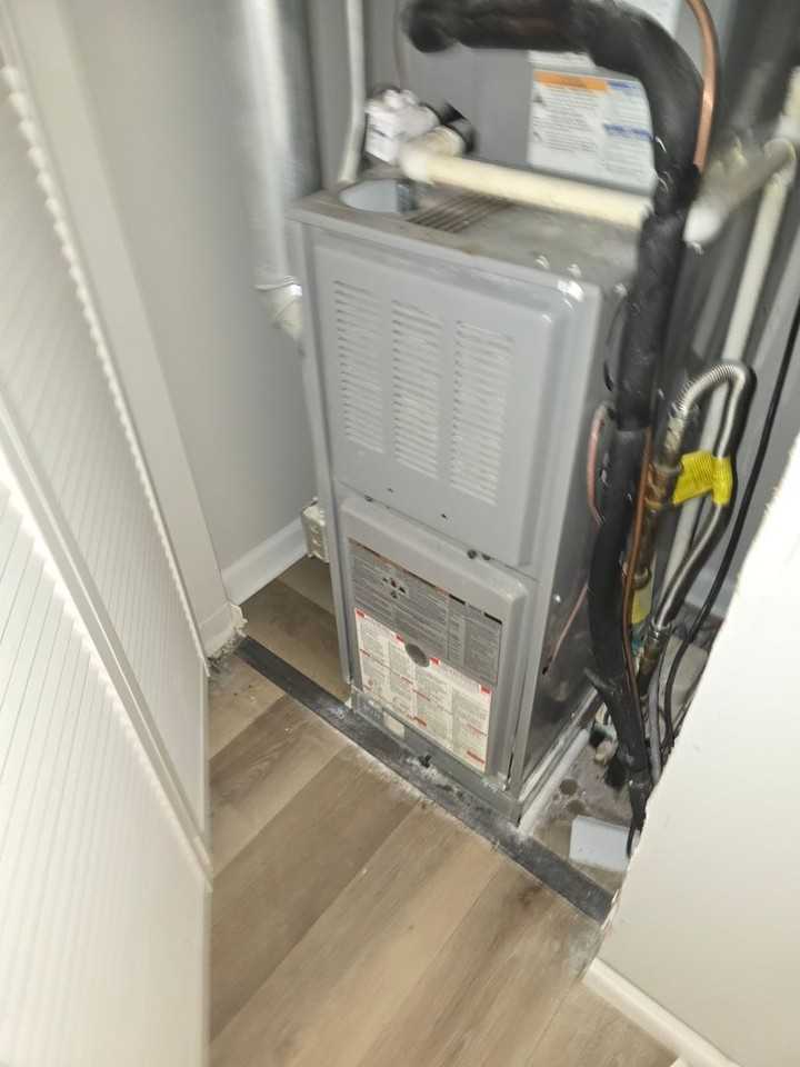 1815 Columbia St - Photo 2 of 7