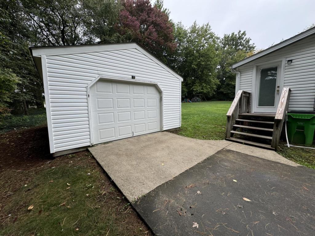 1137 N Crown Hill Rd - Photo 2 of 11