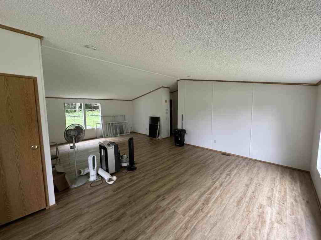 1137 N Crown Hill Rd - Photo 3 of 11