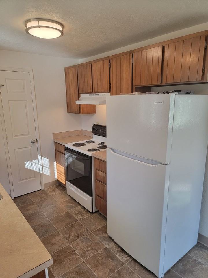 1070 Vista Ave Se - Photo 4 of 27