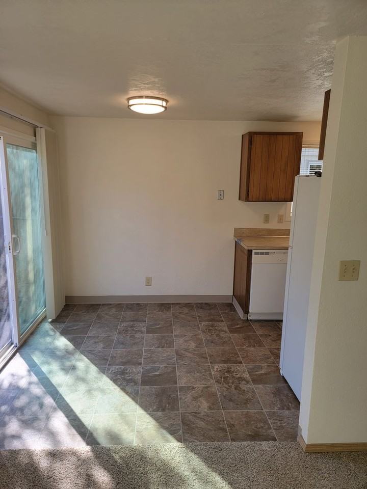 1070 Vista Ave Se - Photo 5 of 27