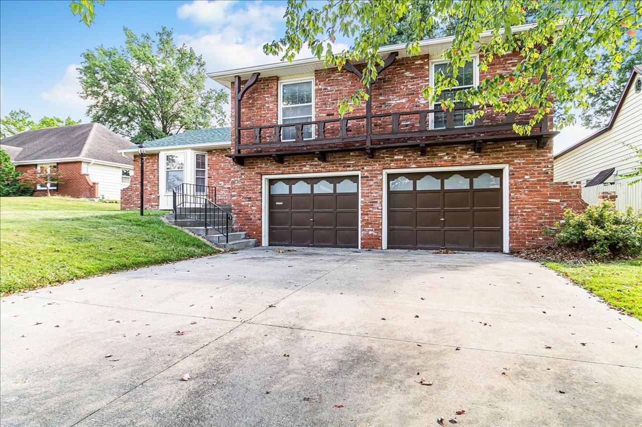 318 Goodrich Dr - Photo 2 of 32