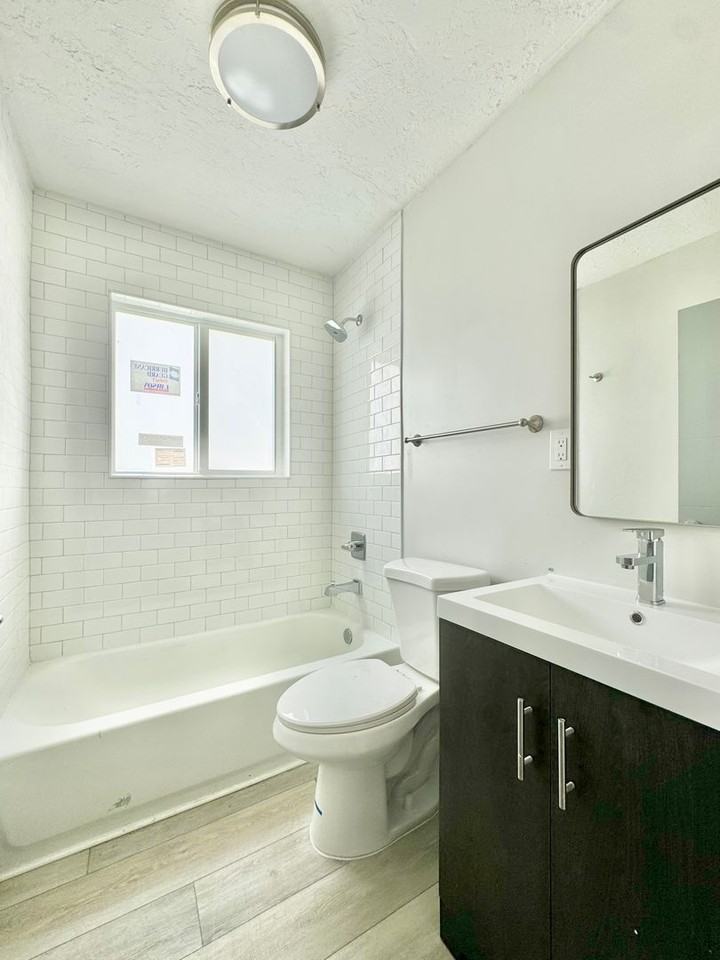 884 Nw 14th St - Photo 4 of 10