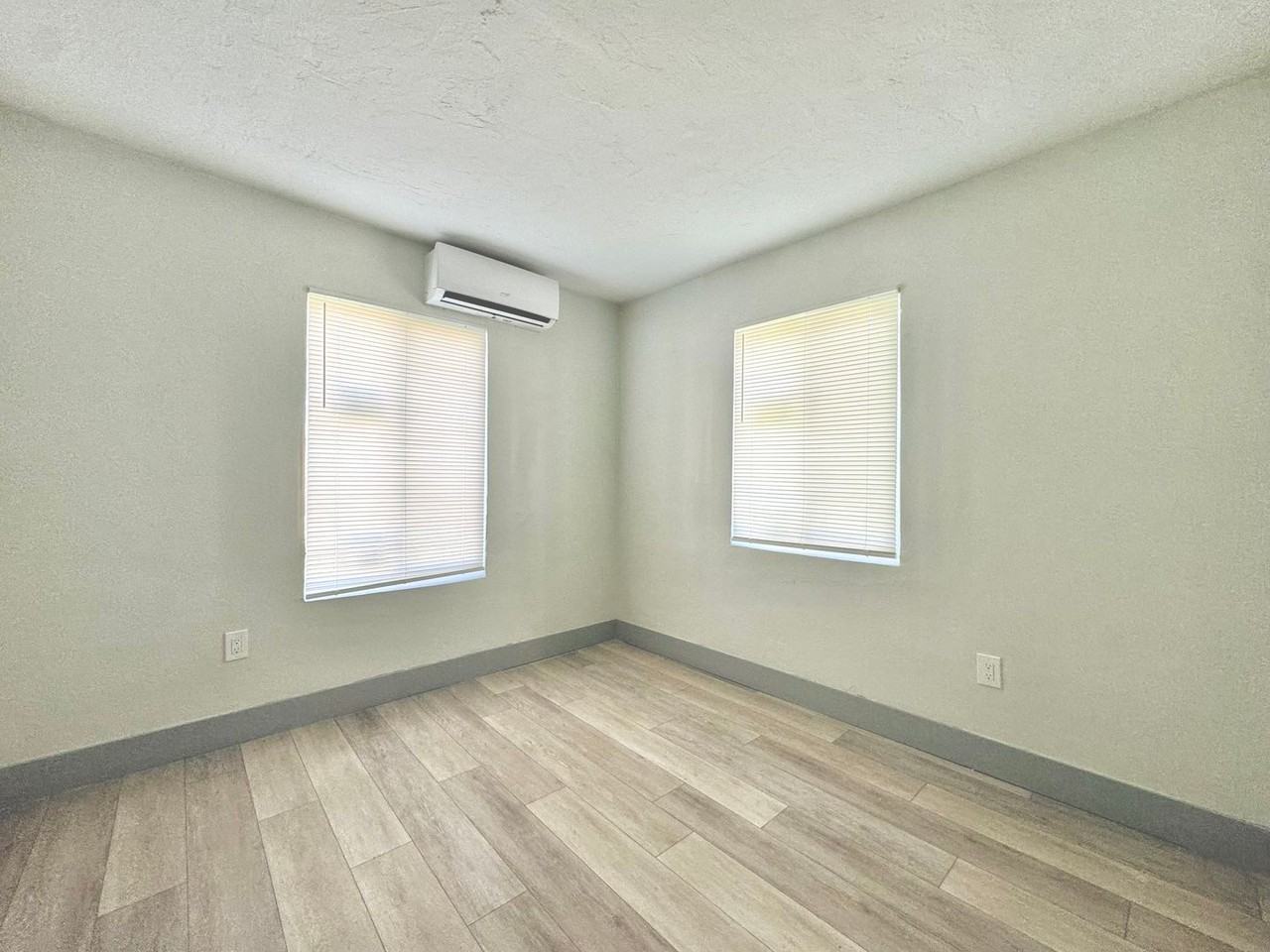 884 Nw 14th St - Photo 5 of 10