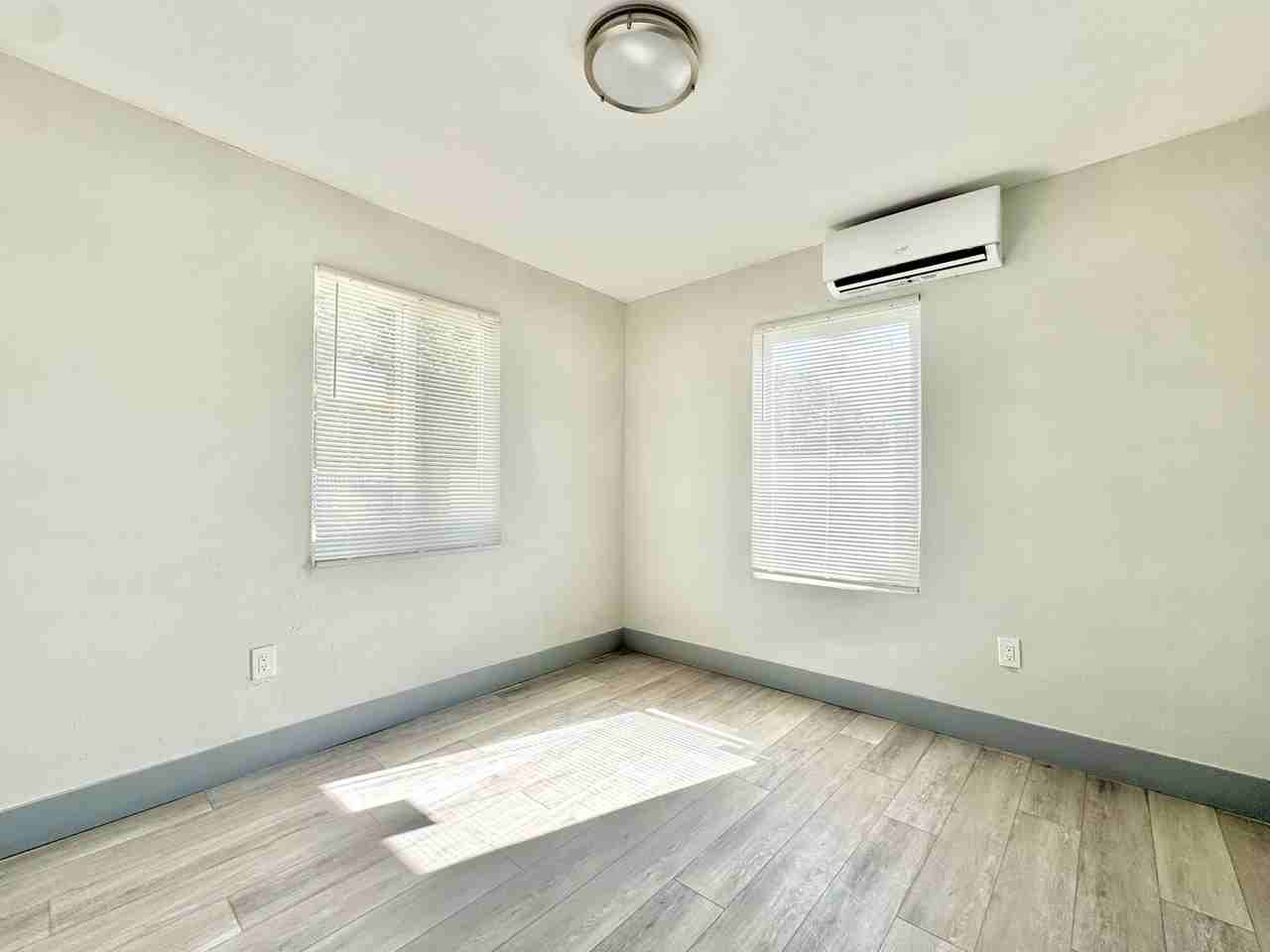 884 Nw 14th St - Photo 6 of 10