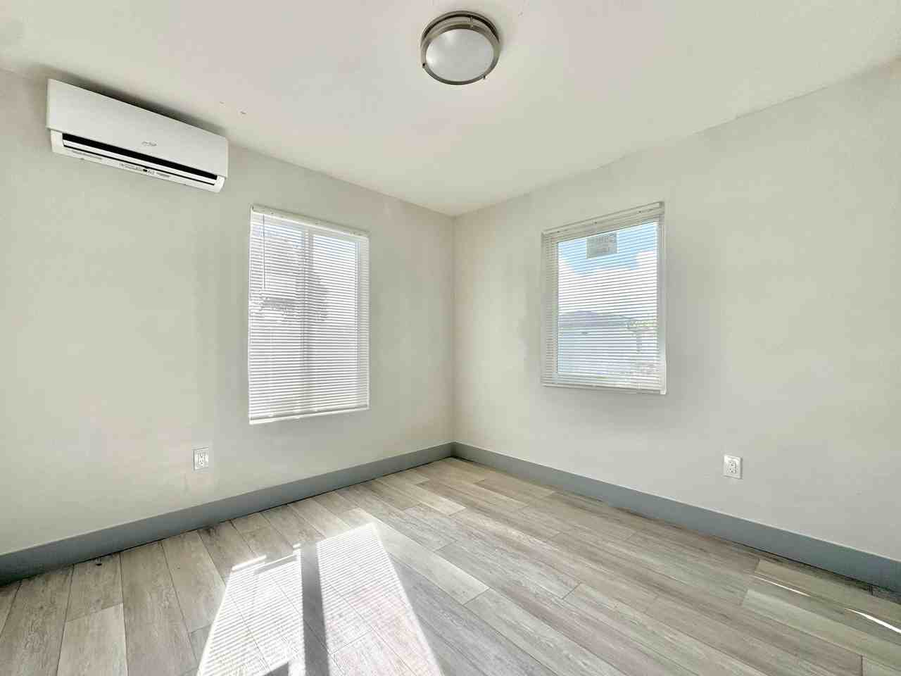 884 Nw 14th St - Photo 7 of 10