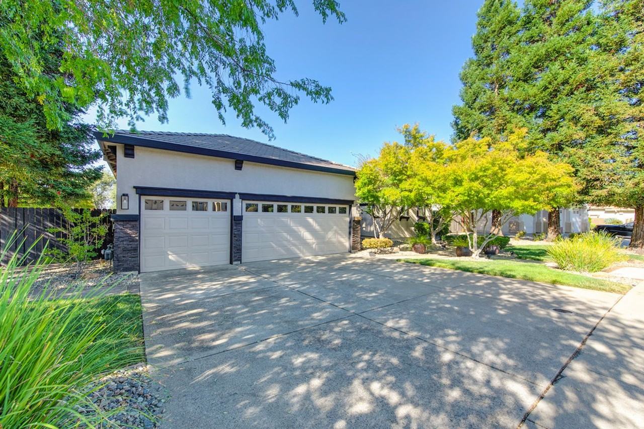 7029 Pembroke Way - Photo 3 of 50