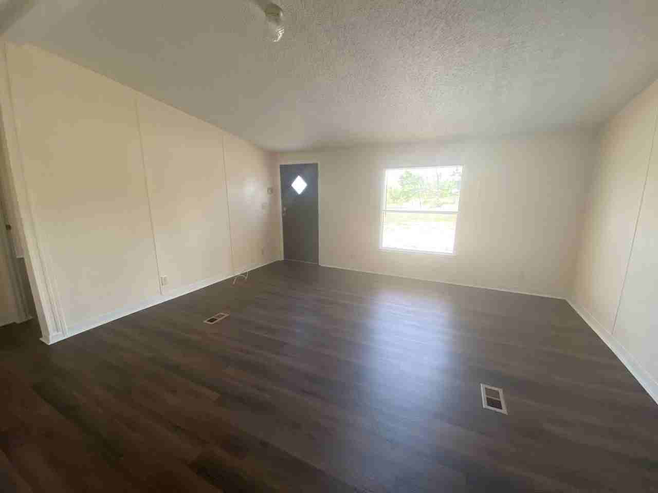 1337 6th St - Photo 2 of 11