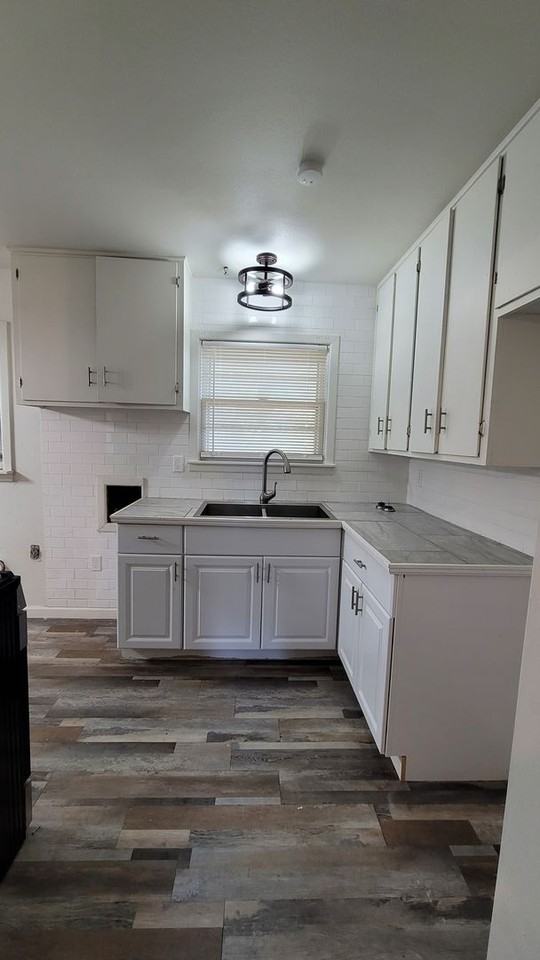 2803 Vanda Ave - Photo 2 of 9