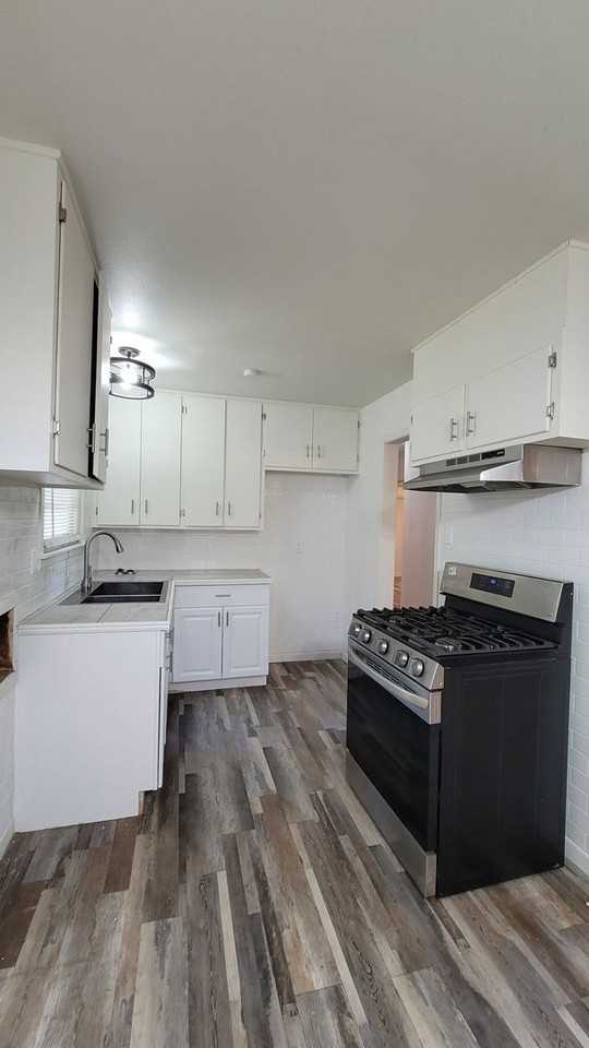 2803 Vanda Ave - Photo 3 of 9