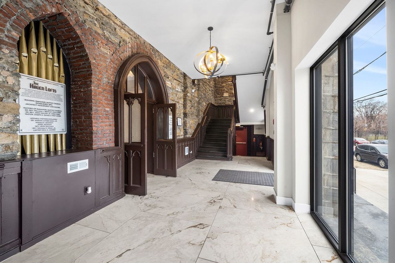 Incredibly redesigned Church - Photo 4 of 20