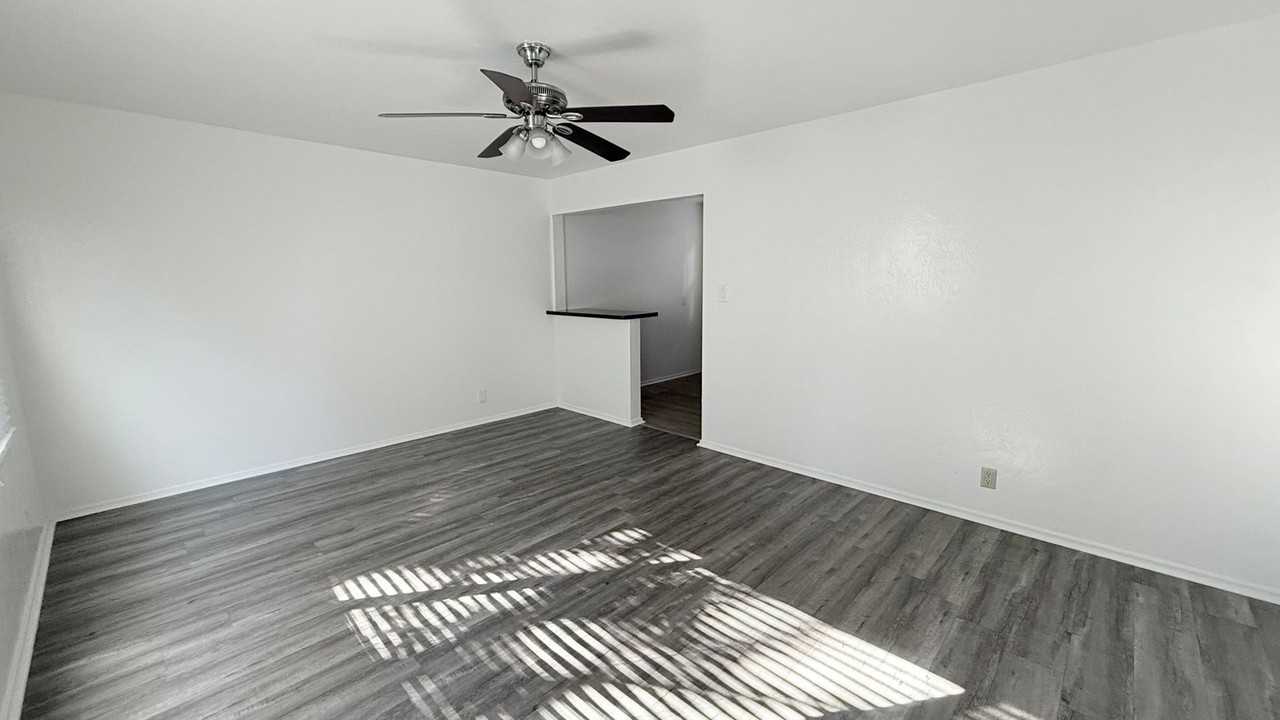 922 Fargo Ave - Photo 2 of 20