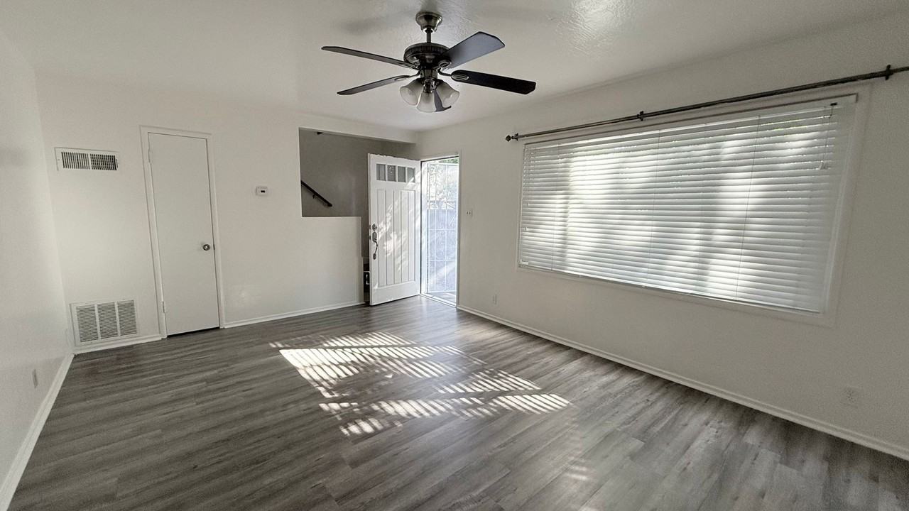 922 Fargo Ave - Photo 3 of 20