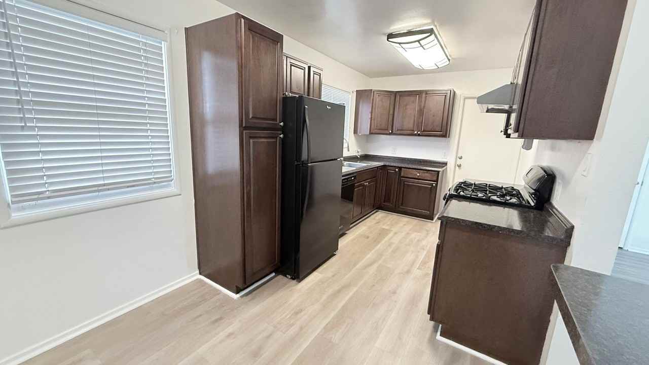 922 Fargo Ave - Photo 4 of 20