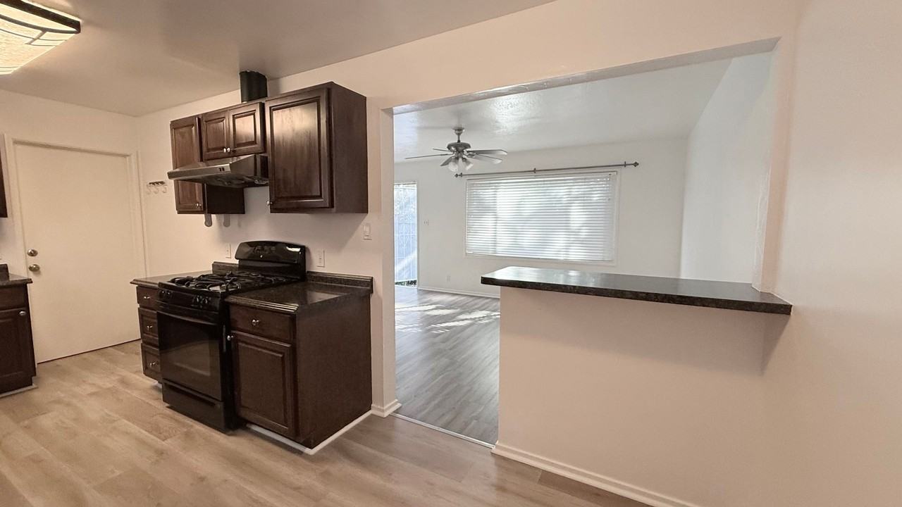 922 Fargo Ave - Photo 6 of 20