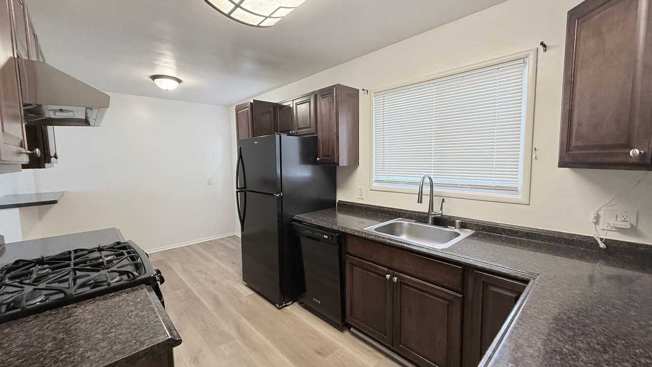 922 Fargo Ave - Photo 7 of 20