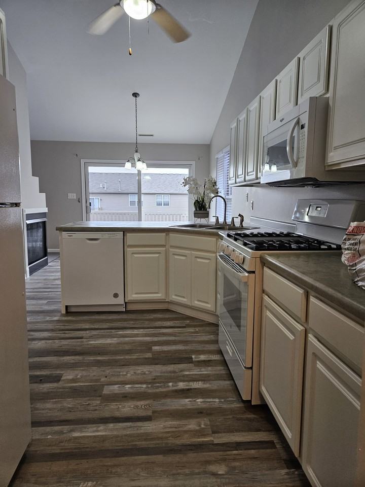 1102 Lakewood Court #1102 - Photo 5 of 14