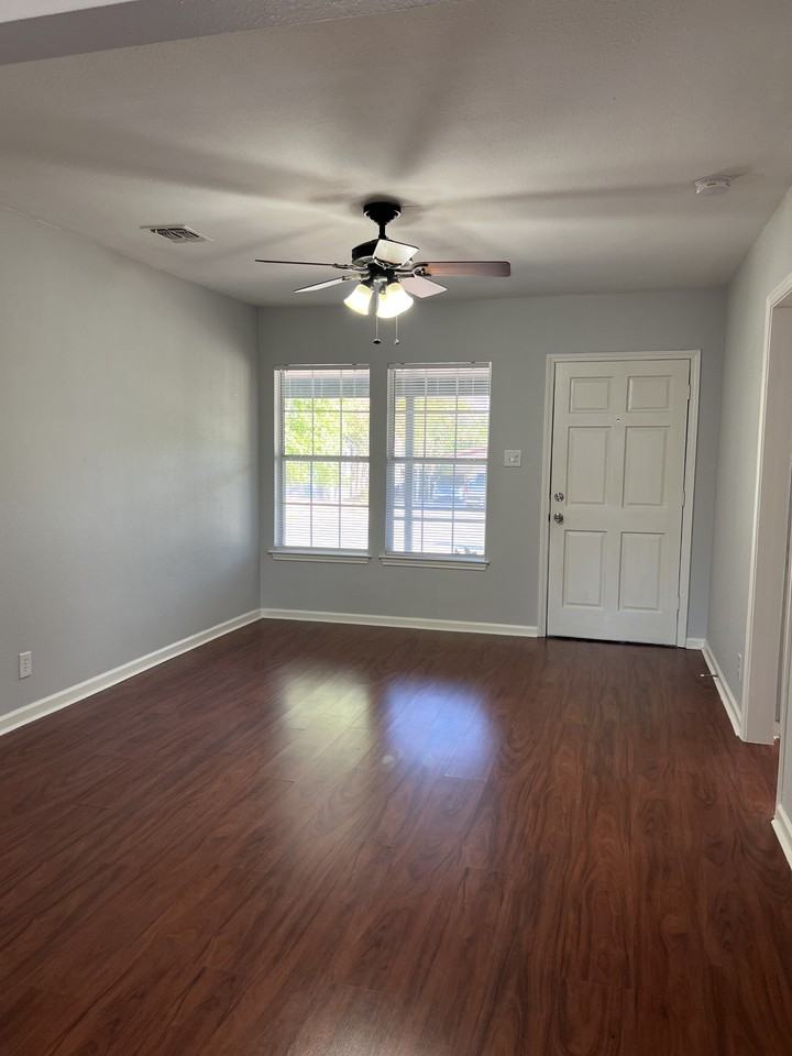 502 Elmwood Dr - Photo 3 of 21